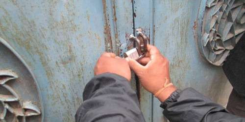 घोडाघोडीमा प्रमुख प्रशासकीय अधिकृतको कार्यकक्षमा ताला