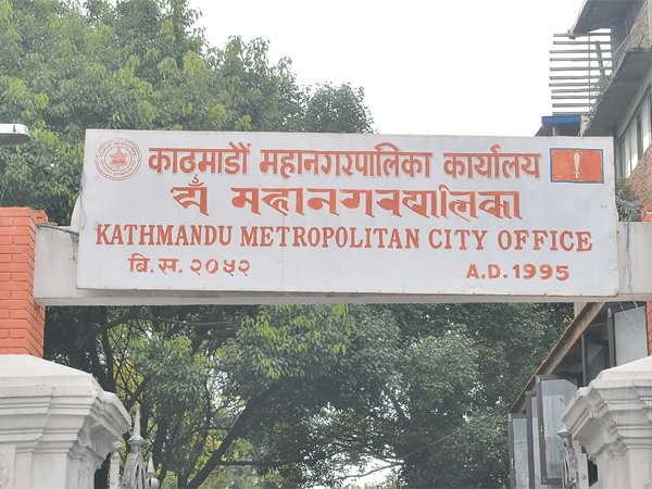 आकाशे पुल मर्मत गर्दै काठमाडौं महानगर