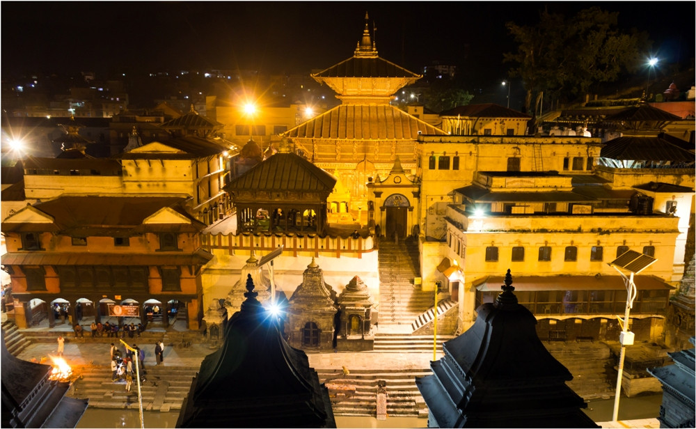 पशुपतिनाथमा बिहान ३ बजेदेखिनै चारै ढोका खुल्ला