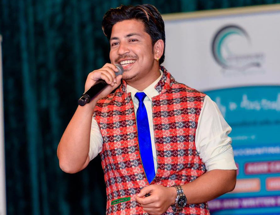 प्रकाश सपूत भन्छन्– फुर्सदमा किताब पढ्नुस्, गीत सुन्नुस्