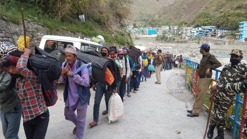 सयौं नेपालीले सीमापारि मशानघाटमा रात बिताए, अहिलेसम्म सबै स्वस्थ