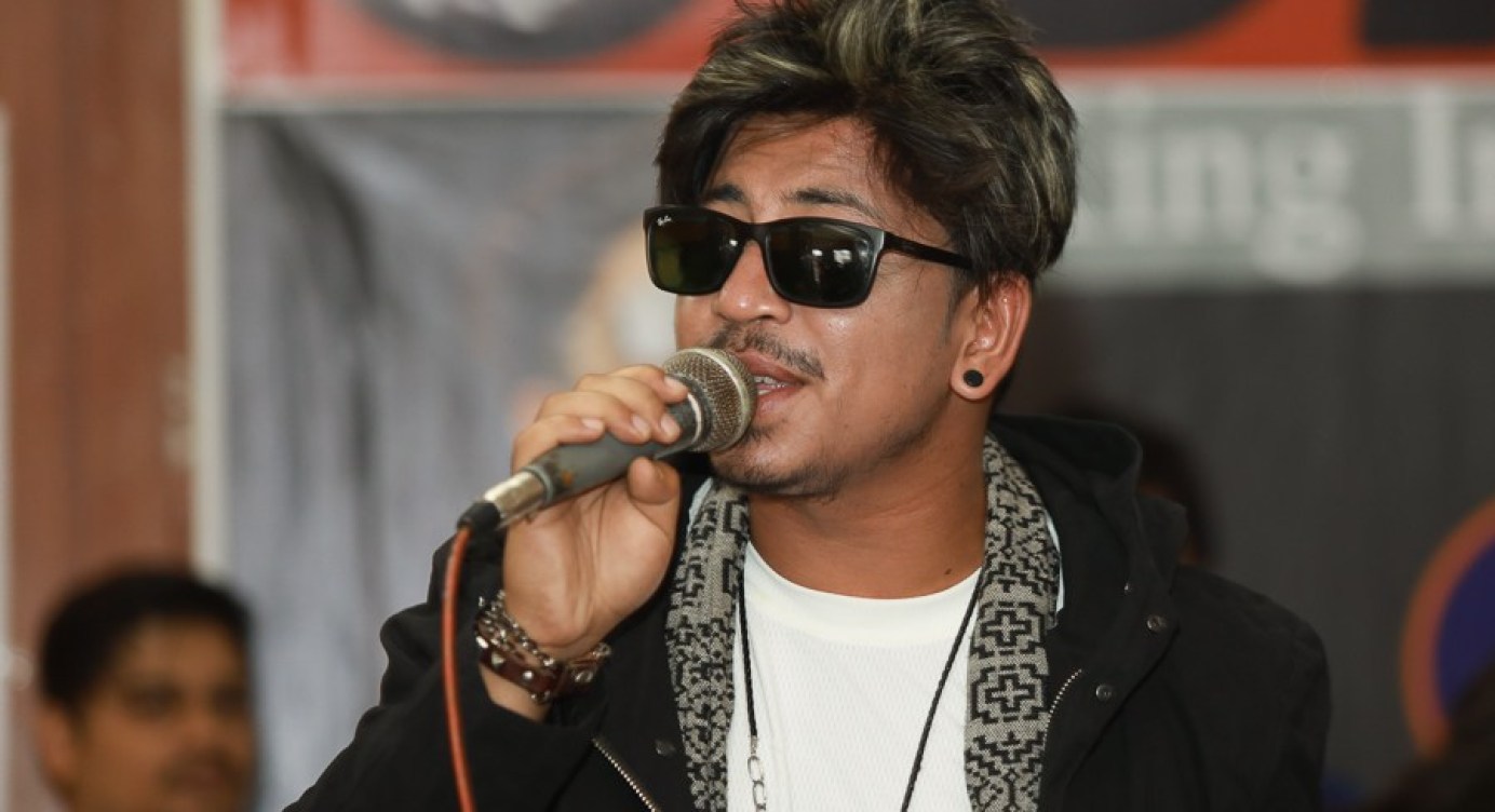 ‘आदर्श विशेष सम्मान’ गायक प्रकाश सपुतलाई