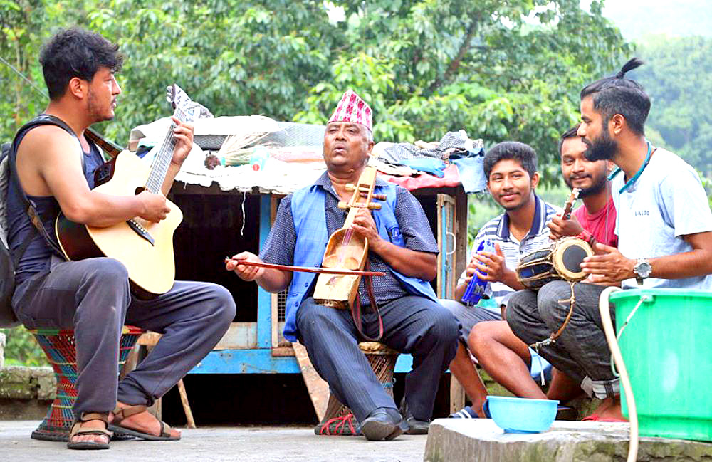 झलकमानको न्यास्रो मेटाउँथे धनबहादुर गायक