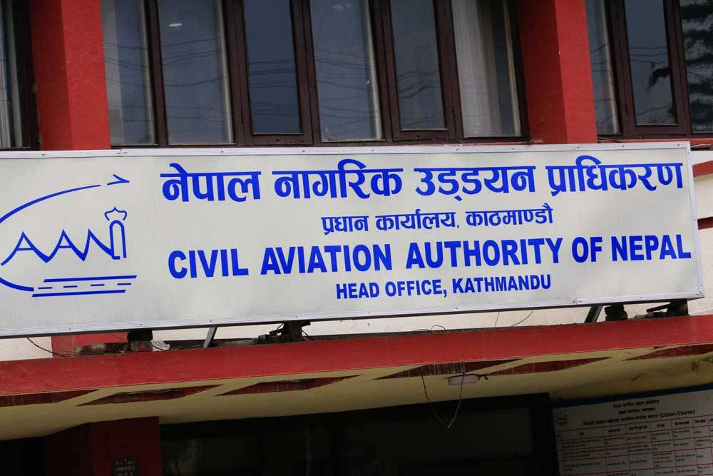 विमान परिचारिका जिस्क्याउने पाइलटलाई जहाज उडानमा रोक