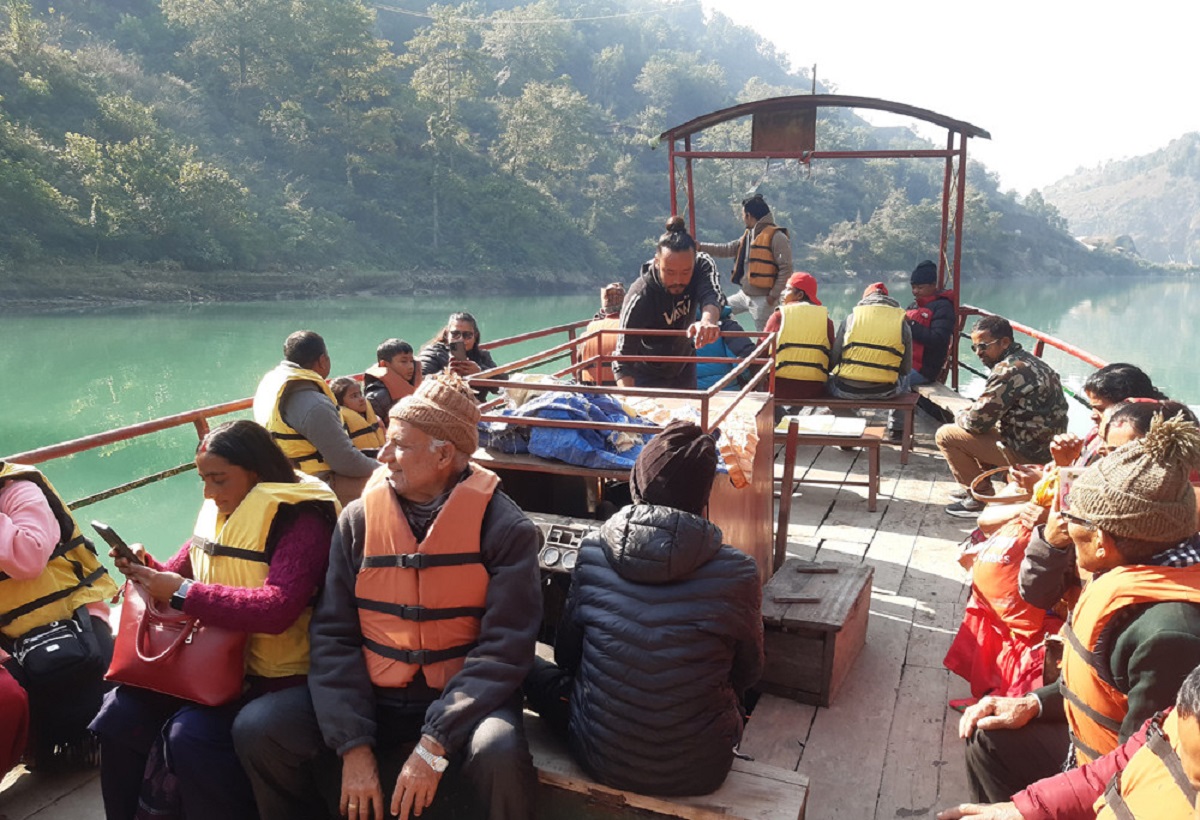 पर्यटक तान्दै कालीगण्डकी जल यातायात
