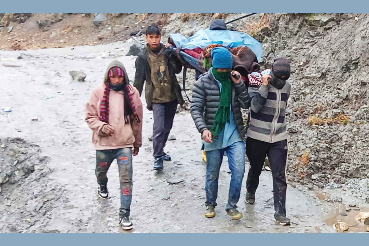 मुगुको छायानाथ रारा नगरपालिका–७ बाट बिरामीलाई उपचारका लागि बोकेर सदरमुकामस्थित अस्पताल लगिँदै। तस्बिरः रासस