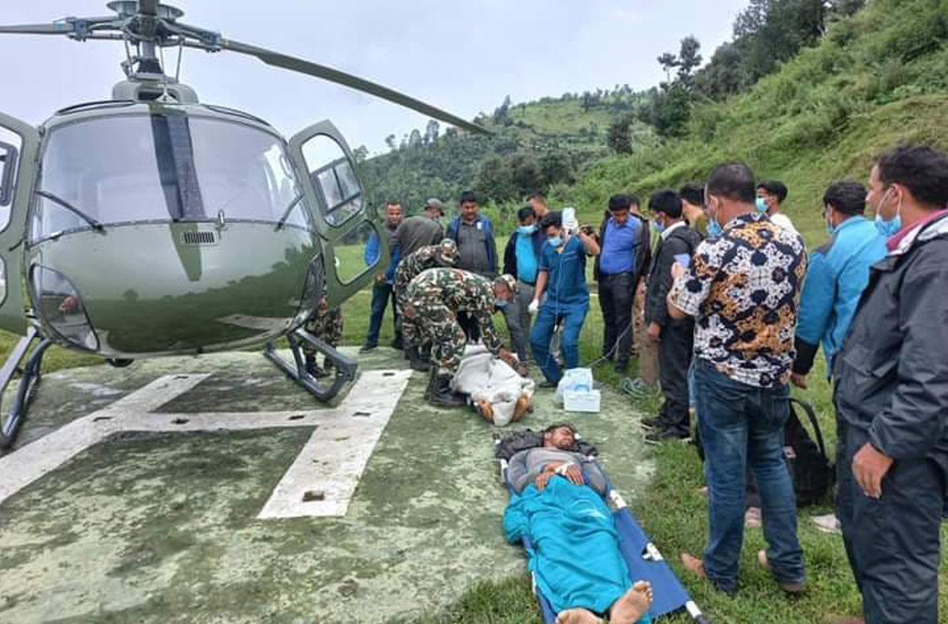 जिप दुर्घटनाका घाइतेलाई हेलिकप्टरबाट उद्धार