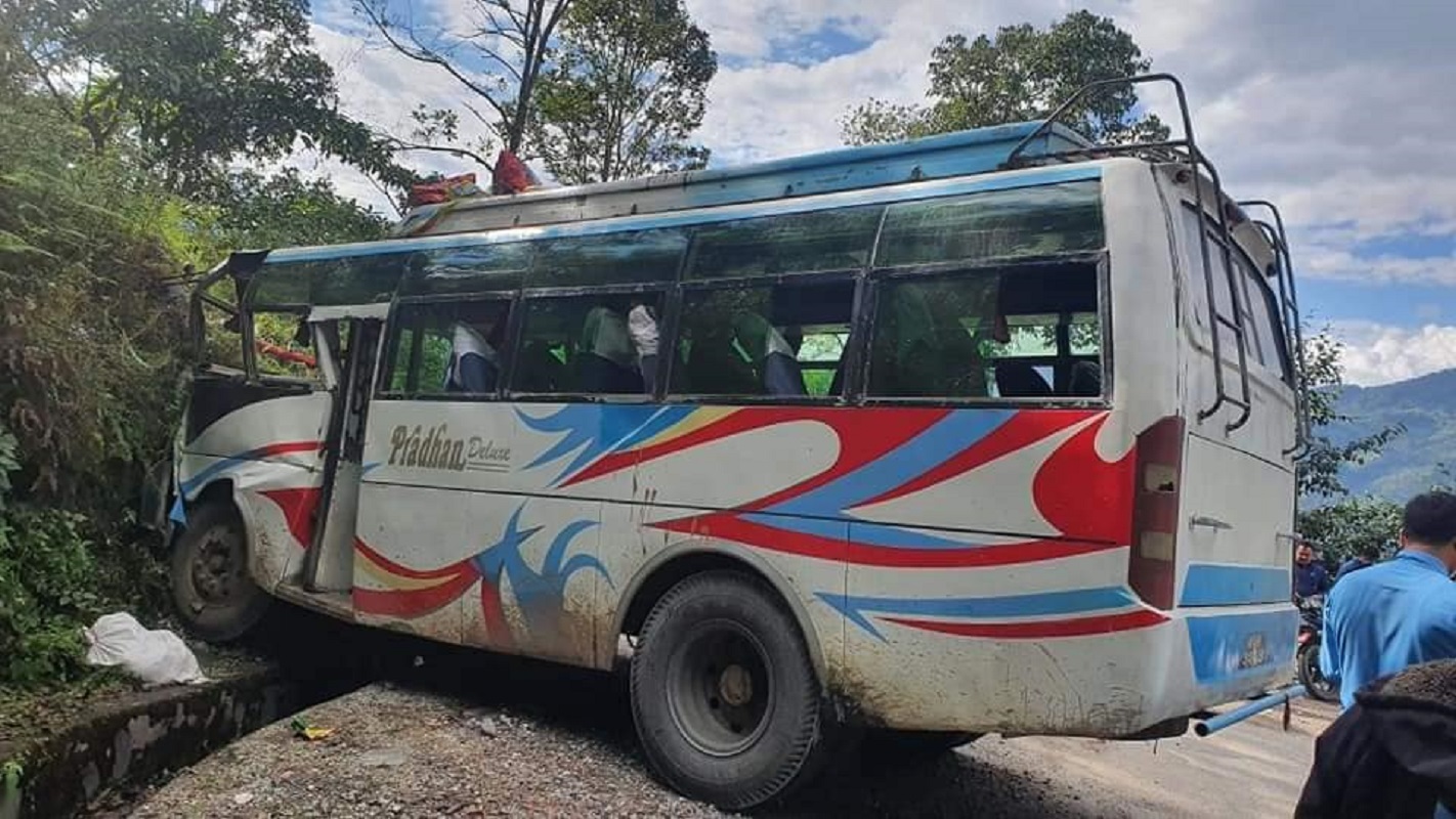 सिन्धुपाल्चोकमा बस दुर्घटना हुँदा ३४ घाइते
