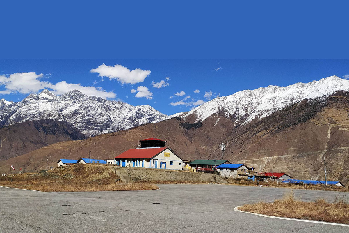 हिमपातपछि डोल्पाको ठूलीभेरी नगरपालिकास्थित जुफाल विमानस्थलबाट देखिने मुकुटेश्वर हिमाल। तस्बिर: रासस