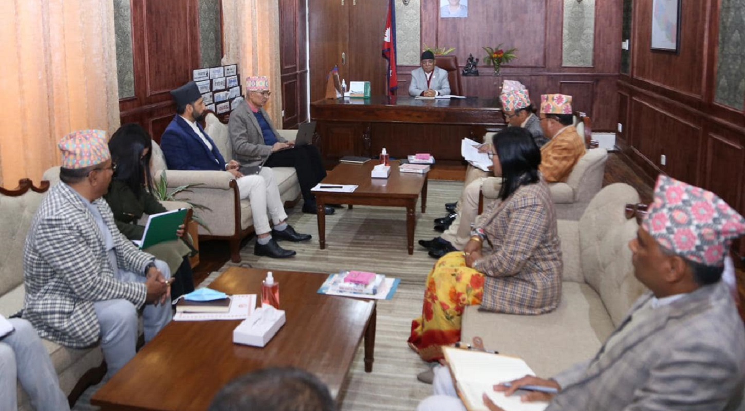 राष्ट्रपति, उपराष्ट्रपति र रिक्त राष्ट्रिय सभा सदस्य निर्वाचनबारे आयोग पदाधिकारीसँग प्रधानमन्त्रीको परामर्श