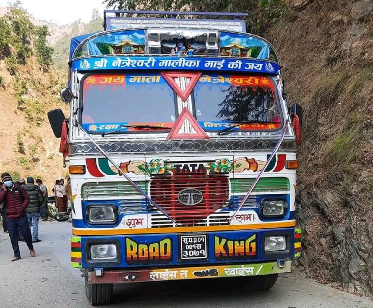 ट्रक र मोटरसाइक ठोक्किँदा बझाङमा महिलाको मृत्यु