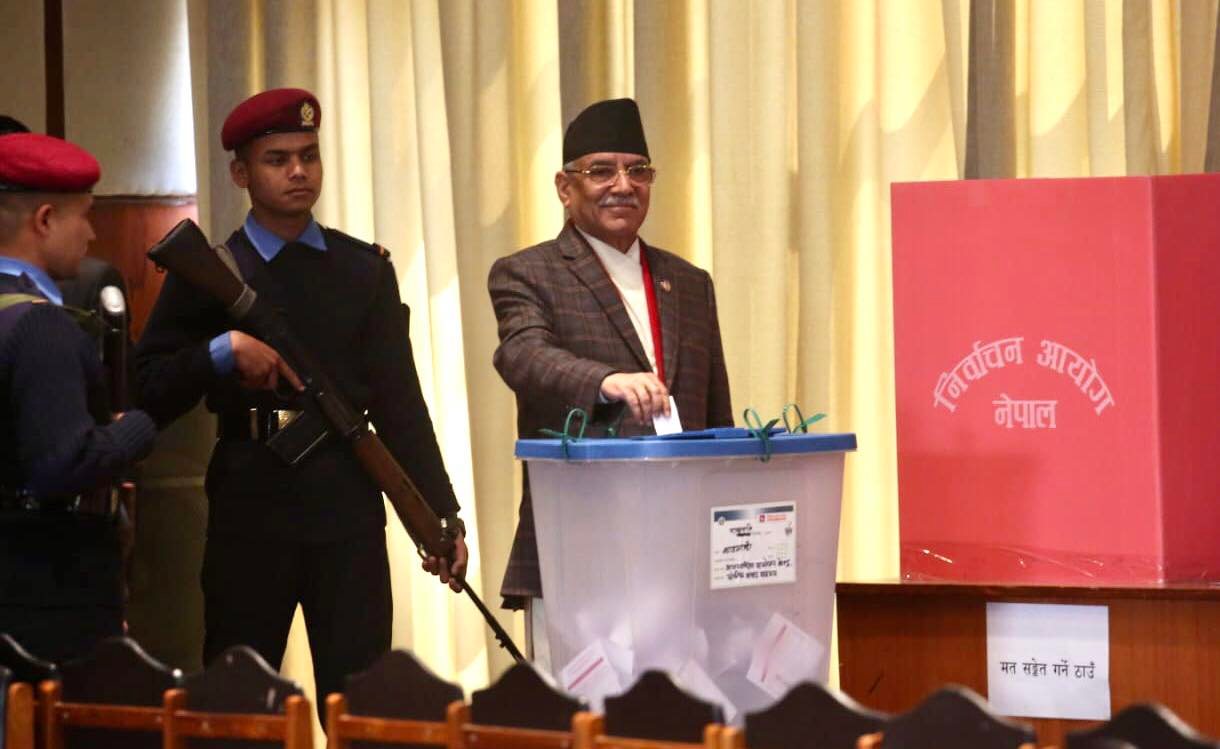 प्रधानमन्त्री प्रचण्डले गरे राष्ट्रपतिका उम्मेदवारलाई मतदान