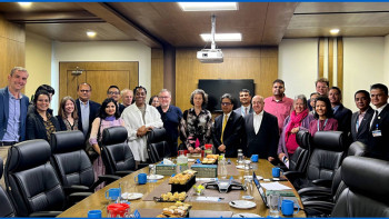 दिगो बैंकिङ अभ्यासका बारेमा बुझ्न बेलायतका सांसद एनएमबि बैंकको भ्रमणमा