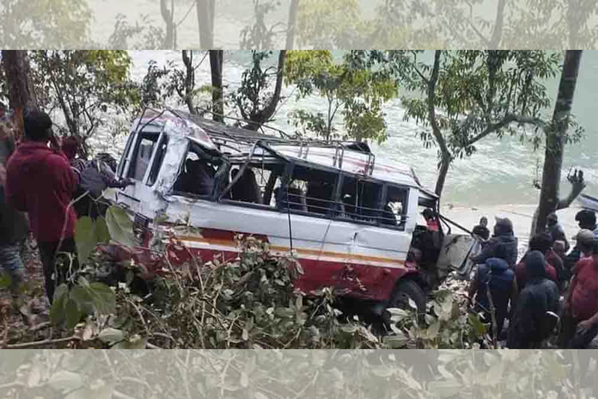 सुर्खेतमा गाडी दुर्घटना हुँदा १३ जना घाइते