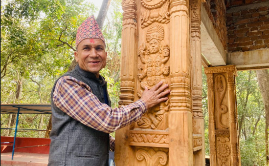 काष्ठकलामा सात पुस्तादेखिको विरासत जोगाउँदै भीमबहादुर