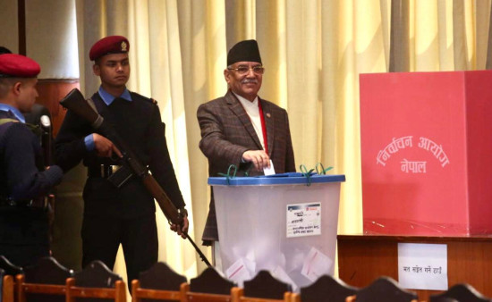 प्रधानमन्त्री प्रचण्डले गरे राष्ट्रपतिका उम्मेदवारलाई मतदान