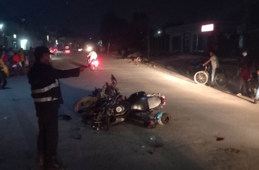 धनगढीमा दुई मोटरसाइकल ठोक्किँदा, तीन जना घाइते
