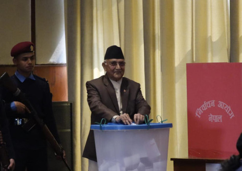 एमाले अध्यक्ष ओलीले गरे राष्ट्रपतिका उम्मेदवारलाई मतदान