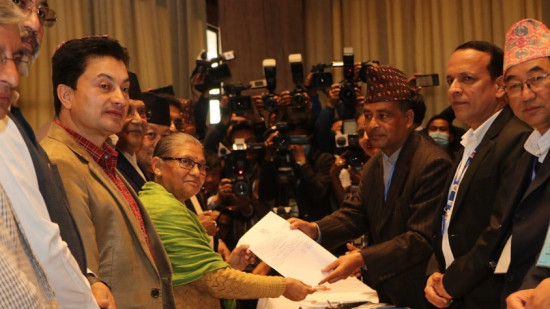 एमालेबाट उपराष्ट्रपतिमा अष्टलक्ष्मीले गरिन् उम्मेदवारी दर्ता