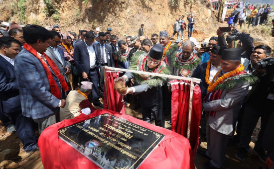 गोरखा पुगेर प्रधानमन्त्री प्रचण्डले गरे सडक शिलान्यास