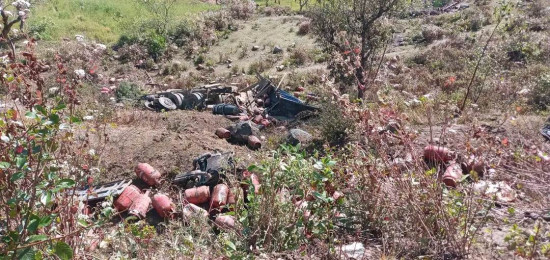दैलेखमा ग्याँस सिलिन्डर बोकेको ट्रक दुर्घटना हुँदा तीन जनाको मृत्यु