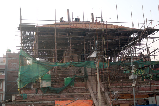 भूकम्पले भत्किएको मन्दिर पुनःनिर्माण गर्दै कामदार