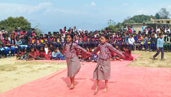 गाउँपालिकाको कार्यक्रममा विद्यार्थीको नृत्य