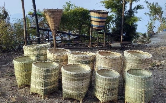 विद्यालयलाई बँसबाट निर्मित डस्टवीन