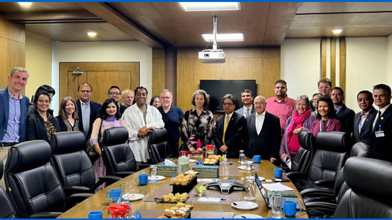 दिगो बैंकिङ अभ्यासका बारेमा बुझ्न बेलायतका सांसद एनएमबि बैंकको भ्रमणमा