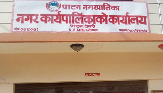 अनधिकृत संरचनामा डोजर चलाउँदै पाटन नगरपालिका
