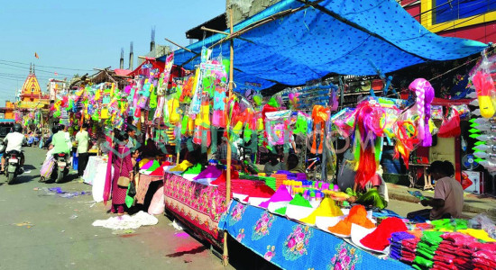बिक्रीका लागि राखिएको होलीका सामग्री