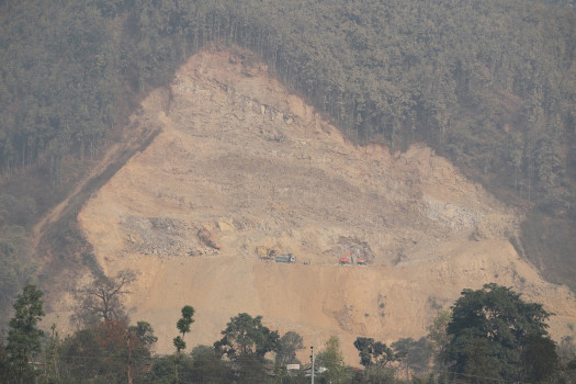 नुवाकोटको सूर्यगढीमा सञ्चालित ह्वासिङ सिमेन्टको ढुंगाखानी