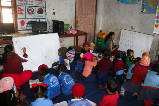 जहाँ एउटै कोठामा एकै समयमा दुई शिक्षिकाले पढाउँछन्