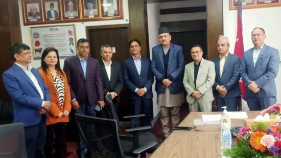 सेयर लगानीकर्ताको मनोबल उकास्न अर्थमन्त्री महतको पहल