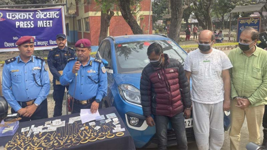 एक करोडभन्दा बढीको सुन र हीराका गहनासहित तीन जना पक्राउ