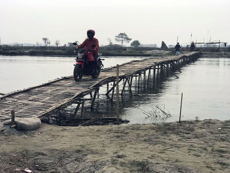 बाह्रदशी जोड्ने बाँसको पुलमा बाइक