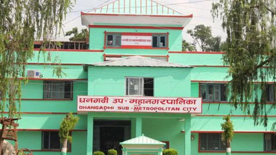 अतिक्रमित संरचनामा हटाउँदै धनगढी उपमहानगर
