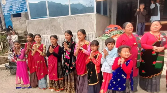 होमस्टे सजाएर पर्यटक पर्खिरहेका उजेली दिदीहरू