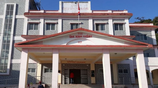 डोटीमा नेविसंघले गर्‍यो जिल्ला प्रशासन कार्यालय घेराउ