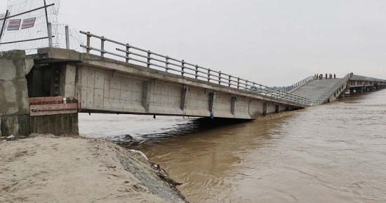 जीर्ण कमला पुलको वैकल्पिक व्यवस्था नहुँदा आवतजावतमा समस्या