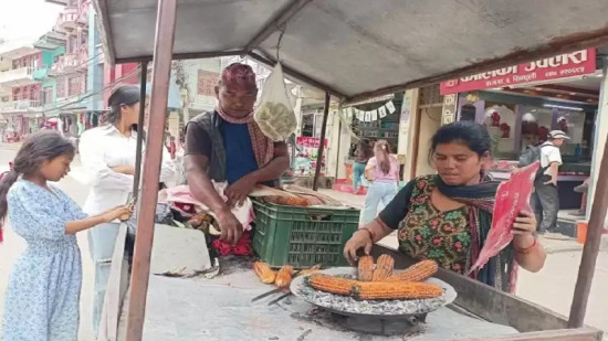 पोलेको मकै बेचेरै जीविकोपार्जन गरेका दम्पती
