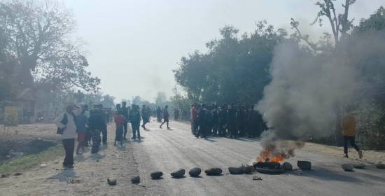 कैलालीमा पूर्वपश्चिम राजमार्ग अवरुद्ध