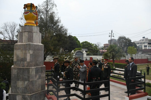 राष्ट्रपति पौडेलबाट सहिद स्तम्भमा पुष्पगुच्छा अर्पण