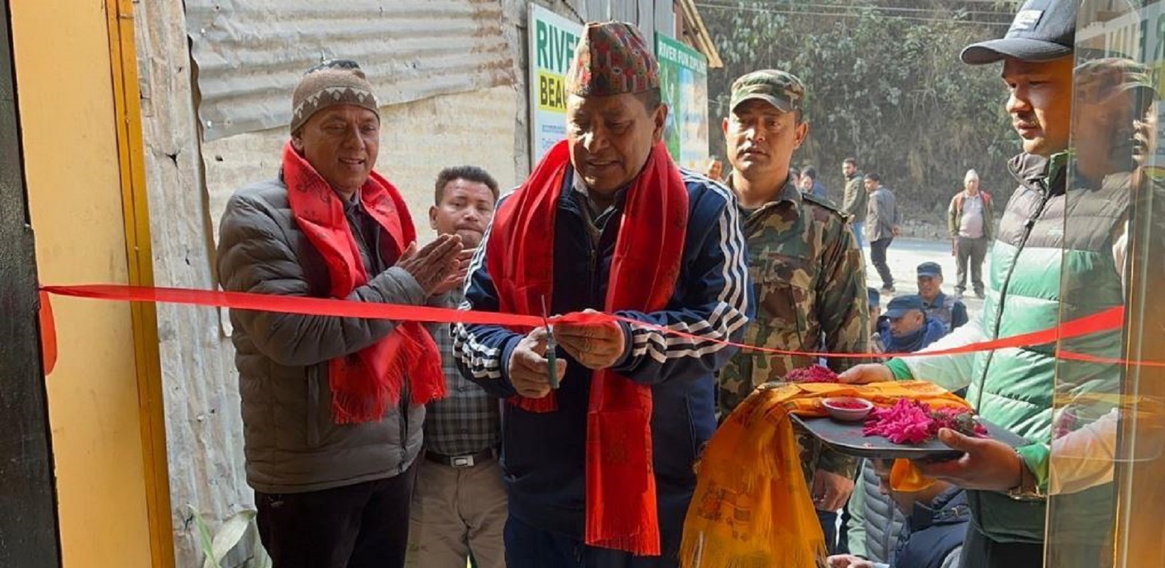 कुरिनटार पुगेर उपप्रधानमन्त्री श्रेष्ठले गरे जीपलाइन उद्घाटन