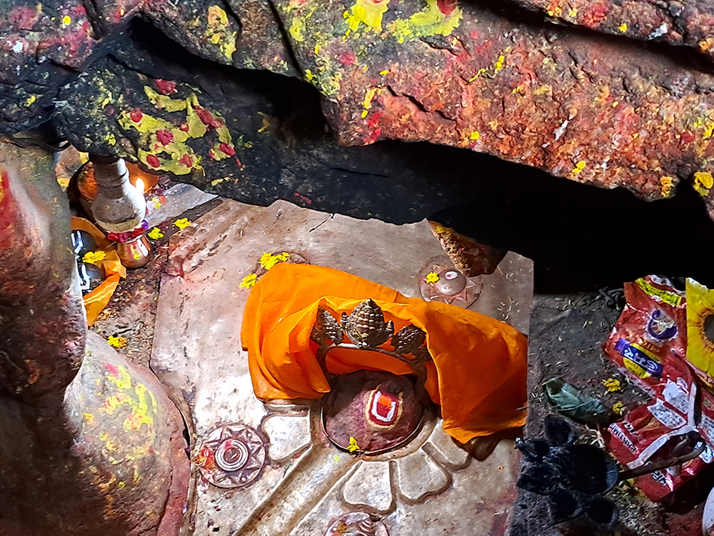 विशङ्खुनारायणमा गुफाभित्र मूर्ति
