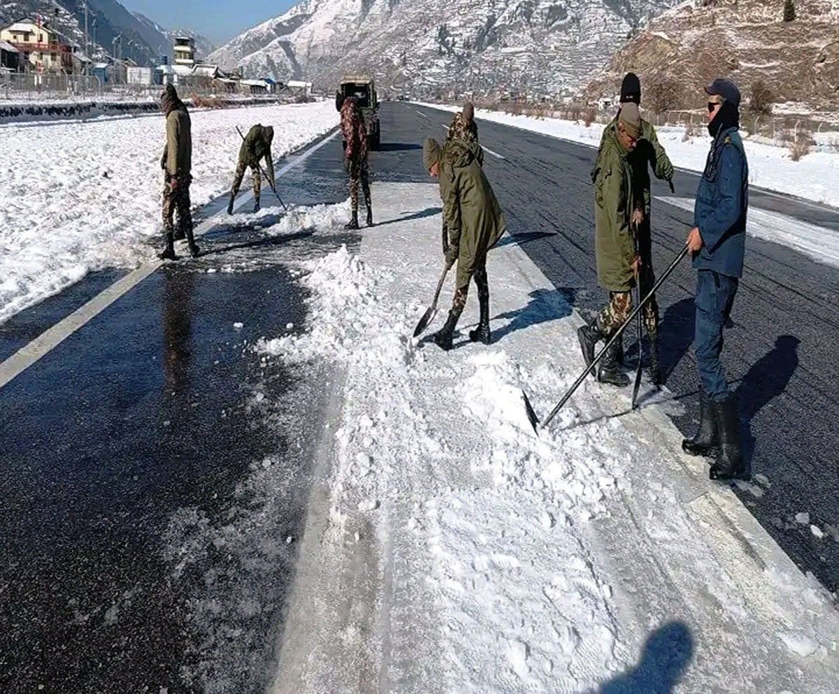 जुम्ला विमानस्थलमा परेको हिउँ पन्छाउँदै नेपाली सेना र नेपाल प्रहरीसहित सुरक्षा निकाय। तस्बिर: रासस