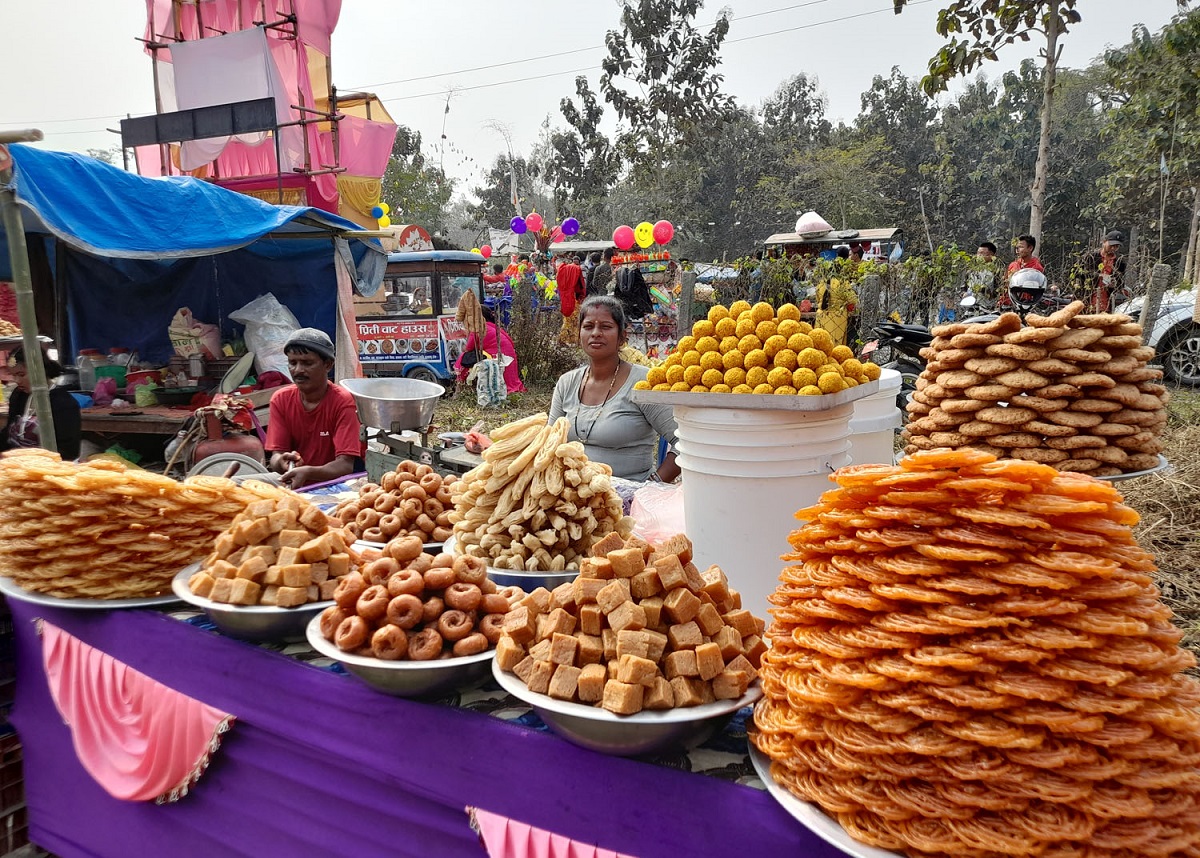राजवंशी समुदायको मेलामा मिठाई