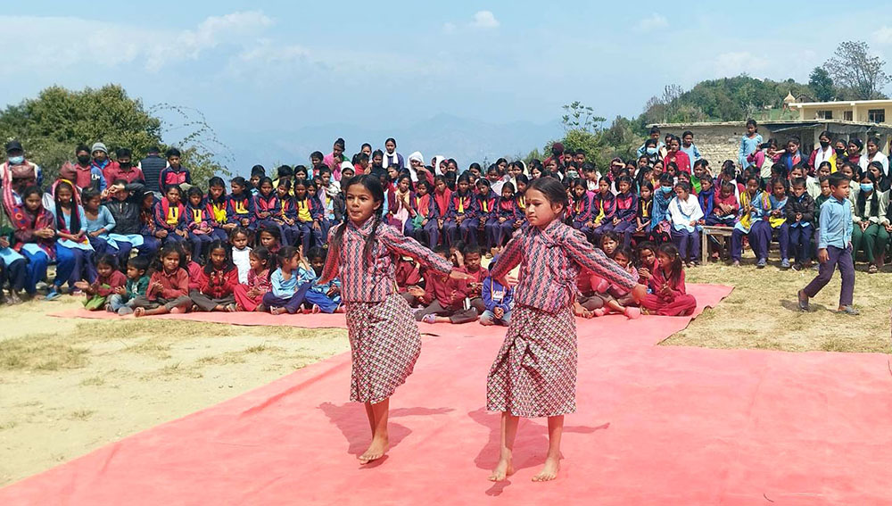 गाउँपालिकाको कार्यक्रममा विद्यार्थीको नृत्य
