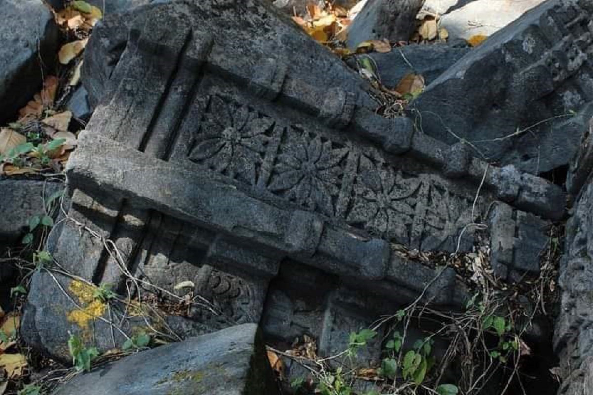 संरक्षणको पर्खाइमा उकु महलको भग्नावशेष