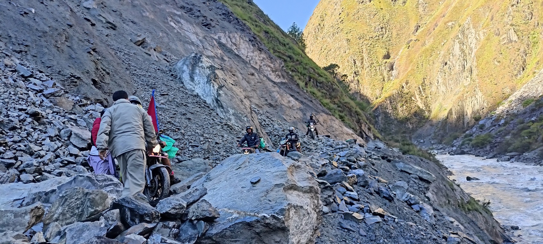 जाजरकोट-डोल्पा सडकखण्ड अवरुद्ध, नुन तेलको हुन थाल्यो अभाव